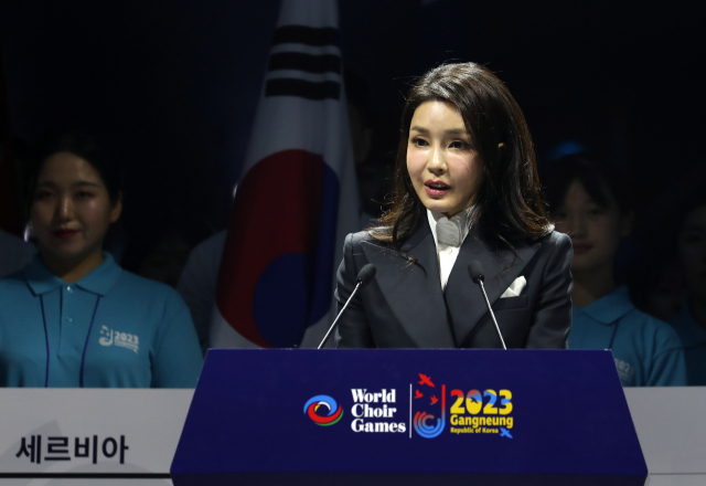 윤석열 대통령 부인 김건희 여사가 지난 3일 강원도 강릉아레나에서 열린 2023 강릉 세계합창대회 개막식에서 축사하고 있다. 연합뉴스