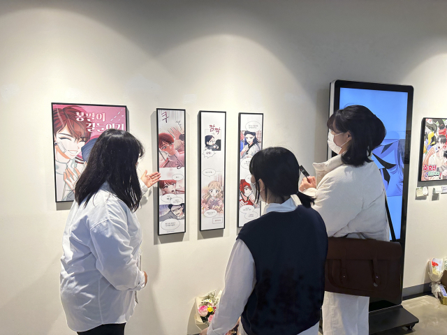경일대 만화애니메이션학부 학생이 졸업작품전에서 관람객에게 작품을 설명하고 있다. 경일대 제공