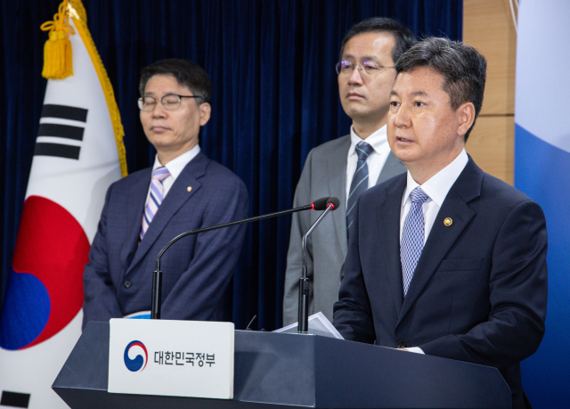 한창섭 행정안전부 차관이 6일 오전 서울 종로구 정부서울청사에서 새마을금고 건전성 관련 관계부처 합동 브리핑에 참석해 새마을 금고 예금자 보호와 건전성 확보 대책에 대해 발표하고 있다. 연합뉴스