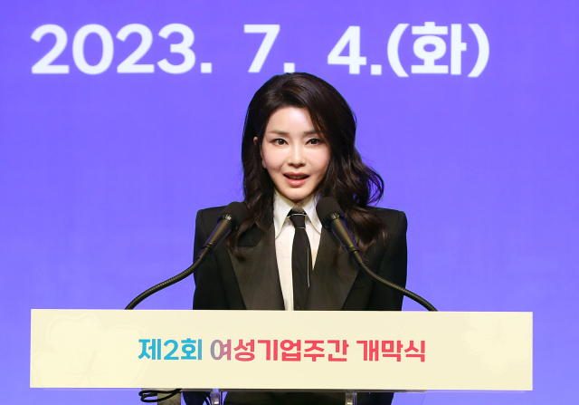 김건희 여사가 지난 4일 서울 중구 신라호텔에서 열린 제2회 여성기업주간 개막식에서 축사하고 있다. 연합뉴스