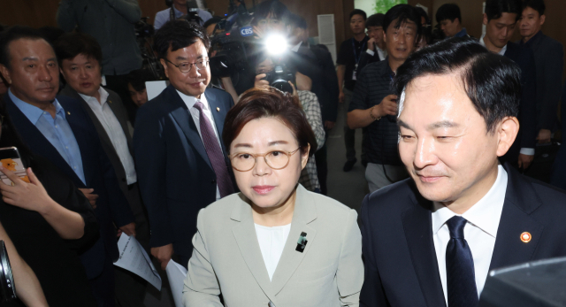 원희룡 국토교통부 장관과 김정재 간사를 비롯한 국민의힘 소속 국토교통위원들이 6일 오전 서울 여의도 국회 소통관에서 
