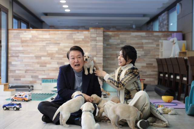 대통령실은 6일 서울 용산 대통령 집무실 복도에 윤석열 대통령의 글로벌 외교 활동과 일상의 모습을 담은 총 8장의 사진을 게시했다고 밝혔다. 대통령실