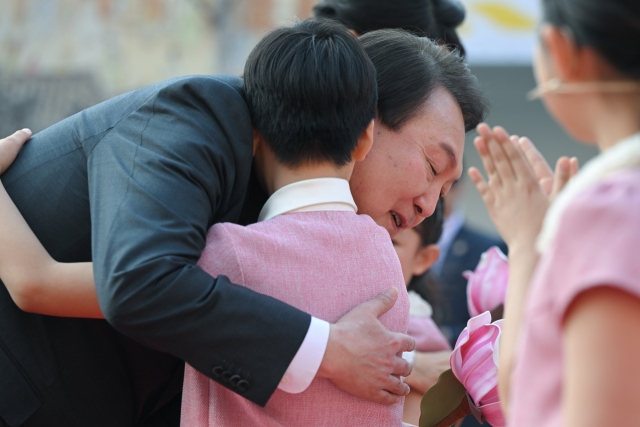 대통령실은 6일 서울 용산 대통령 집무실 복도에 윤석열 대통령의 글로벌 외교 활동과 일상의 모습을 담은 총 8장의 사진을 게시했다고 밝혔다. 대통령실