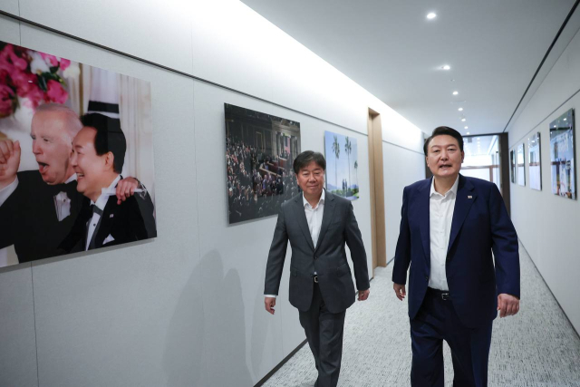 대통령실은 6일 서울 용산 대통령 집무실 복도에 윤석열 대통령의 글로벌 외교 활동과 일상의 모습을 담은 총 8장의 사진을 게시했다고 밝혔다. 사진은 윤석열 대통령과 김대기 비서실장이 사진이 게시된 집무실 복도를 걷는 모습. 연합뉴스