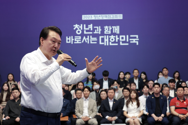 윤석열 대통령이 6일 서울 서초구 플로팅아일랜드 컨벤션홀에서 열린 청년정책 점검회의에서 발언하고 있다. 연합뉴스