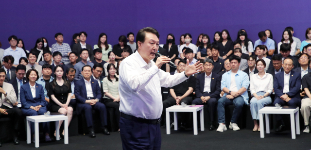 윤석열 대통령이 6일 서울 서초구 플로팅아일랜드 컨벤션홀에서 열린 청년정책 점검회의에서 발언하고 있다. 연합뉴스
