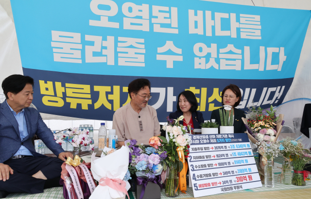 국회 본관 앞에서 후쿠시마 오염수 방류 저지 단식 농성 중인 민주당 우원식 의원이 6일 일본 사회민주당 오츠바키 유코 의원을 만나고 있다. 왼쪽부터 노웅래, 우원식, 유코, 강은미 의원. 연합뉴스