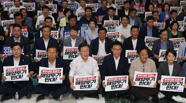민주당 이재명 대표와 박광온 원내대표를 비롯한 의원들이 6일 국회 본회의장 앞에서 후쿠시마 원전 오염수 방류 반대 철야 농성을 하고 있다. 연합뉴스