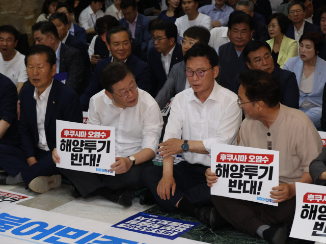민주당 이재명 대표와 우원식 의원이 6일 국회 본회의장 앞에서 열린 후쿠시마 원전 오염수 방류 반대 철야 농성에서 대화하고 있다. 연합뉴스