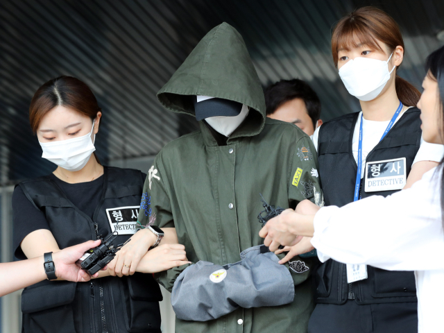 4년 전 출산한 아기를 살해하고 시신을 대전 지역의 한 하천 변에 유기한 20대 친모가 7일 오전 검찰로 구속 송치돼 경기 수원남부경찰서 유치장을 빠져나오고 있다. 연합뉴스