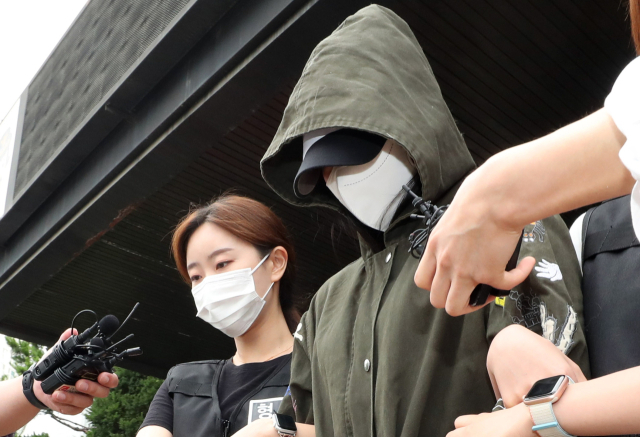 4년 전 출산한 아기를 살해하고 시신을 대전 지역의 한 하천 변에 유기한 20대 친모가 7일 오전 검찰로 구속 송치돼 경기 수원남부경찰서 유치장을 빠져나오고 있다. 연합뉴스