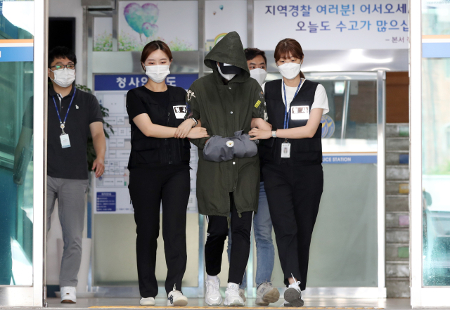 4년 전 출산한 아기를 살해하고 시신을 대전 지역의 한 하천 변에 유기한 20대 친모가 7일 오전 검찰로 구속 송치돼 경기 수원남부경찰서 유치장을 빠져나오고 있다. 연합뉴스
