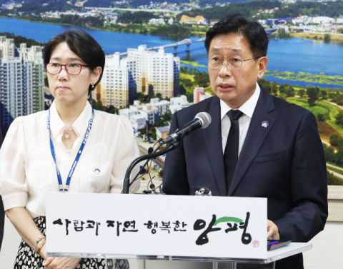 6일 오후 경기도 양평군청에서 전진선 양평군수가 서울-양평 고속도로 사업 백지화 관련 성명서를 발표하고 있다. 연합뉴스