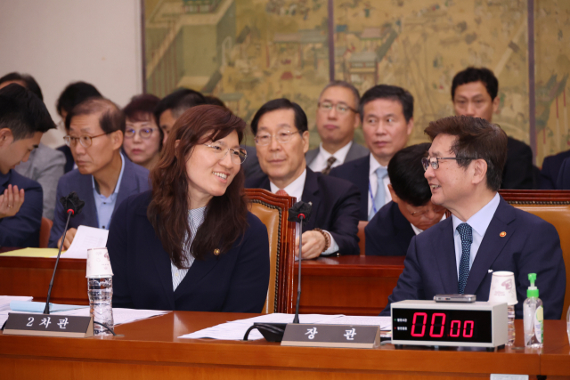 박보균 문화체육관광부 장관과 장미란 2차관이 7일 국회 문화체육관광위원회 전체회의에서 대화하고 있다. 연합뉴스