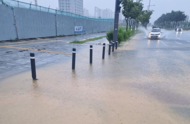 7일 경북 예천군 도로변 침수 상황. 경북소방본부