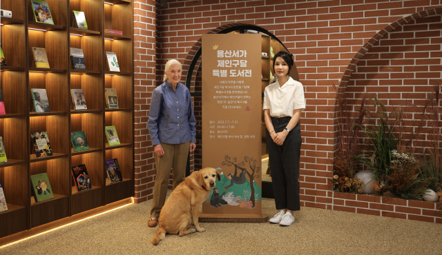 윤석열 대통령 부인 김건희 여사가 7일 서울 용산어린이정원 내 용산서가에서 세계적인 영장류학자이자 환경운동가인 제인 구달 박사와 만나 기념촬영을 하고 있다. 연합뉴스