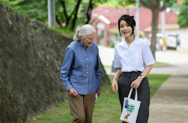 윤석열 대통령 부인 김건희 여사와 세계적인 영장류학자이자 환경운동가인 제인 구달 박사가 7일 서울 용산어린이정원 용산서가에서 나와 어린이 환경생태 교육관 예정지로 이동하며 산책하고 있다. 연합뉴스