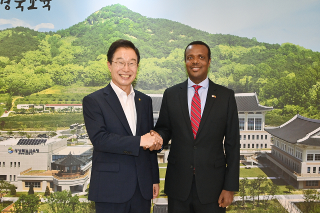 경북도교육청을 찾은 데씨 달키 두카모(Dessie Dallkie Dukamo) 주한 에티오피아 대사가 임종식 경북교육감과 만나 악수를 하고 미소를 지으며 기념 촬영을 하고 있다. 경북교육청 제공