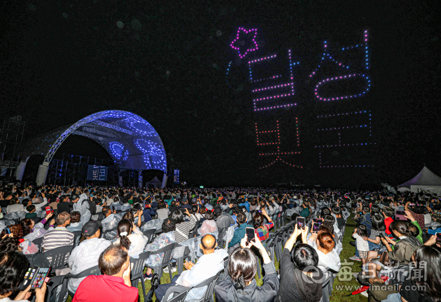 7일 오후 대구 달성군 화원읍 사문진 상설 야외공연장에서 열린 '달성 빛콘' 축제에서 드론쇼가 펼쳐지고 있다. 안성완 기자 asw0727@imaeil.com