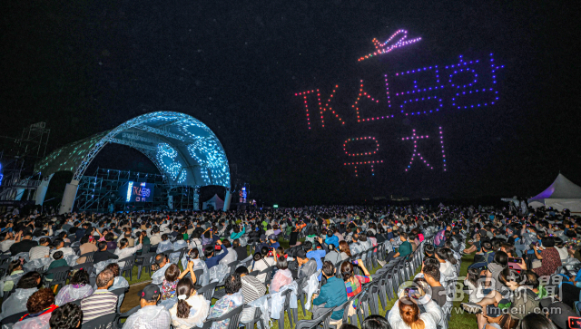 7일 오후 대구 달성군 화원읍 사문진 상설 야외공연장에서 열린 '달성 빛콘' 축제에서 드론쇼가 펼쳐지고 있다. 안성완 기자 asw0727@imaeil.com