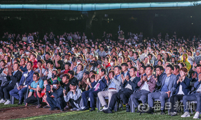 7일 오후 대구 달성군 화원읍 사문진 상설 야외공연장에서 열린 '달성 빛콘'를 찾은 시민들이 흥겨운 음악에 맞춰 콘서트를 즐기고 있다. 안성완 기자 asw0727@imaeil.com