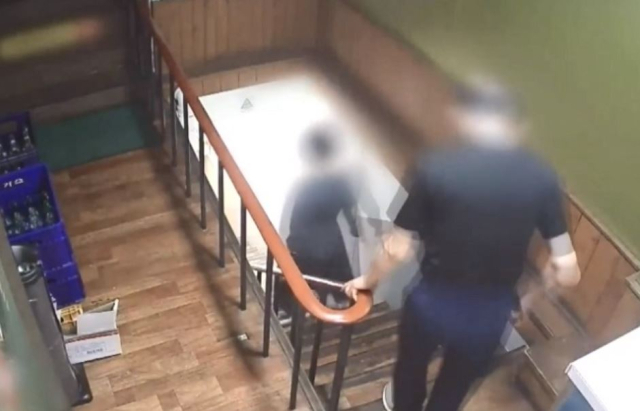 지난달 28일 서울 중구의 한 횟집에서 음식값을 지불하지 않고 식당을 나가는 50대 손님들. TV조선 보도화면 캡처