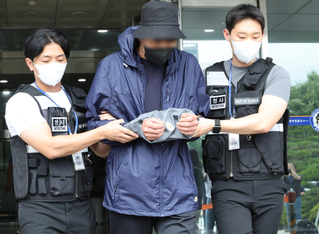장애를 갖고 태어난 아이를 친모 몰래 데려가 살해한 뒤 시신을 유기한 혐의로 체포된 친부 A씨가 8일 오후 구속 전 피의자 심문(영장실질심사)에 출석하기 위해 경기도 용인동부경찰서에서 나오고 있다. 연합뉴스