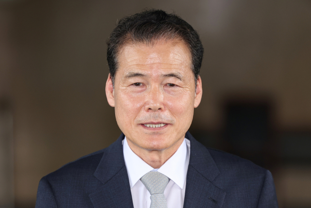 신임 통일부 장관 후보자에 지명된 김영호 성신여대 정치외교학과 교수가 30일 오전 인사청문회 준비 사무실이 마련된 서울 종로구 남북회담본부로 출근하며 취재진 질문에 답하고 있다. 연합뉴스