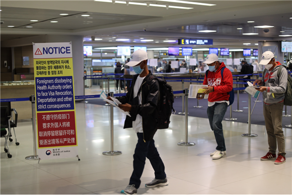필리핀 국적 외국인근로자가 인천공항 입국심사장으로 들어서고 있다. 법무부 제공