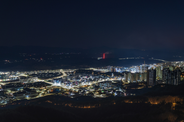 검무산 정상에서 내려다본 경북도청 신도시 야경. 윤영민 기자