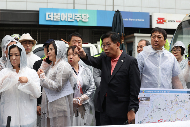 전진선 양평군수(앞줄 오른쪽)와 국민의힘 소속 경기도의원·군의원들이 9일 오전 서울 여의도 더불어민주당 중앙당사를 방문해 원희룡 국토교통부 장관이 