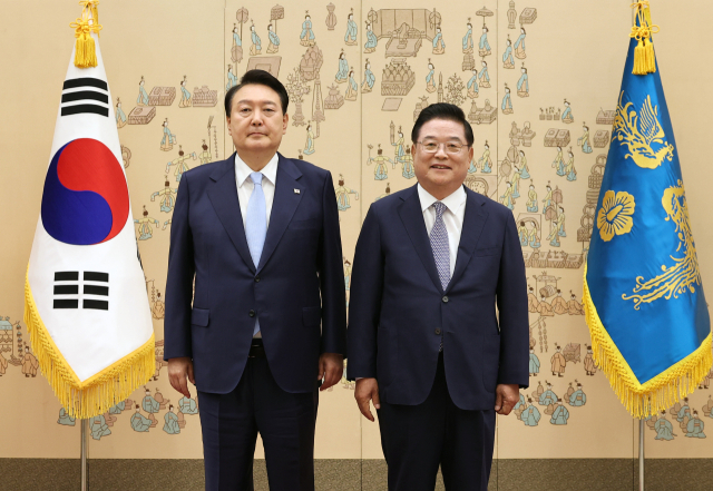 윤석열 대통령이 7일 서울 용산 대통령실 청사에서 우동기 지방시대위원회 위원장에게 위촉장을 수여한 뒤 기념촬영을 하고 있다. 연합뉴스