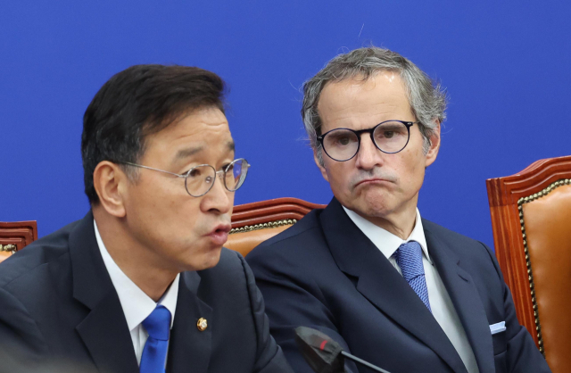 라파엘 그로시 국제원자력기구(IAEA) 사무총장이 지난달 9일 서울 여의도 국회에서 열린 더불어민주당 후쿠시마 원전오염수 해양투기저지 대책위원회-국제원자력기구 면담에서 위성곤 위원장의 발언을 듣고 있다. 연합뉴스