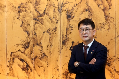 최응천 문화재청장이 서울 종로구 국립고궁박물관 사무동에서 연합뉴스와 인터뷰를 하고 있다.