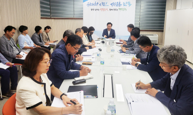 안동시가 조직통합과 혁신과제 선정 등 미래농업을 위한 농업혁신에 나선다. 사진은 권기창 시장과 농정 간부급 공무원들이 농업혁신과제 발굴 회의를 가지고 있다. 안동시 제공