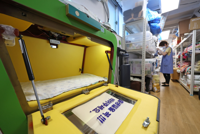 오는 12일 2015∼2022년 전국 출생 미신고 아동에 대한 전수조사 발표를 앞두고 각 지자체 조사 및 경찰 수사가 이어지는 가운데 상당수의 출생미신고 아동이 베이비박스에 인계된 것으로 파악됐다. 사진은 9일 서울 관악구 주사랑공동체교회에서 운영 중인 베이비박스 내부 공간의 모습. 연합뉴스