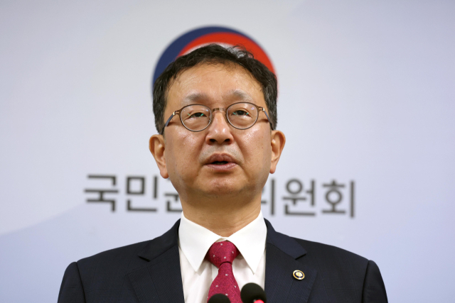 정승윤 국민권익위원회 사무처장이 10일 오전 세종시 정부세종청사에서 2023 정부보조금 집중신고기간 운영과 관련해 브리핑하고 있다. 연합뉴스