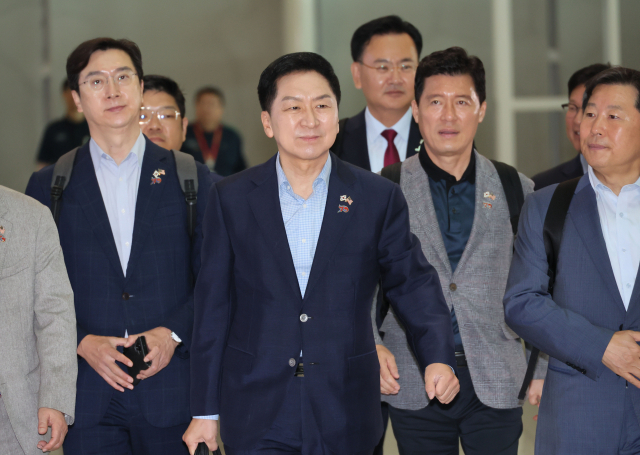 국민의힘 김기현 대표가 10일 인천국제공항에서 미국으로 출국하고 있다. 5박7일 일정으로 미국 워싱턴DC와 뉴욕, 로스앤젤레스를 방문하는 김 대표는 미 백악관·정부 관계자, 상·하원 의원들을 만나 올해 70주년을 맞은 한미동맹의 강화 방안을 모색한다. 연합뉴스