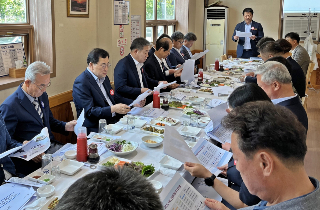 주낙영(왼쪽 두 번째) 경주시장을 비롯한 경주시 관계자들이 10일 지역 한 식당에서 