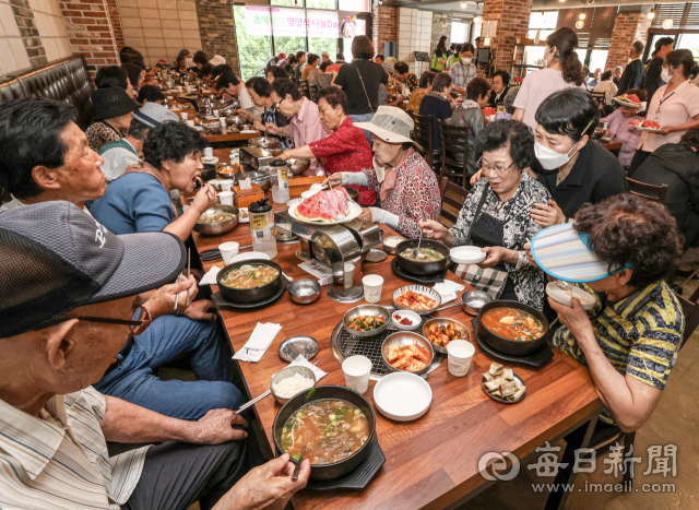초복을 하루 앞둔 10일 오전 대구 중구의 한 음식점에서 남산종합사회복지관 주최로 열린