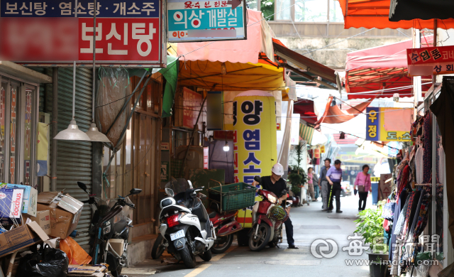 초복을 하루 앞둔 10일 오전 대구시 북구 칠성원 시장 내 개시장이 다소 한산한 모습을 보이고 있다. 안성완 기자 asw0727@imaeil.com