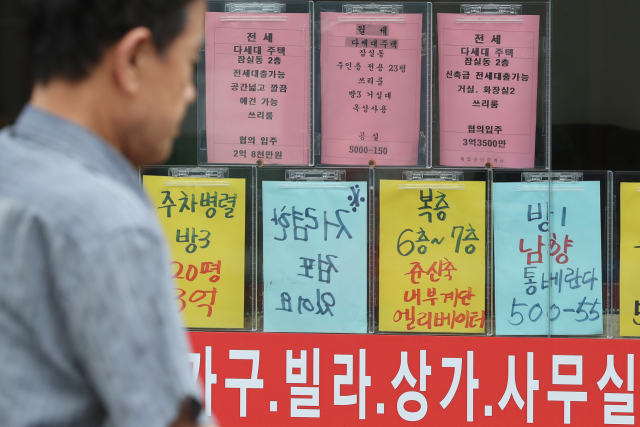 정부가 임대사업자가 반드시 가입해야 하는 임대보증금 보증보험 가입 요건을 전세보증금 반환보증 수준으로 강화하기로 하면서 비아파트 임대사업자들이 반발하고 있다. 앞서 정부가 전세보증금 반환보증 가입 기준을 강화하면서 가뜩이나 전세가율이 높은 다세대·연립(이하 빌라)의 보증 가입 거절이 늘었는데, 임대사업자 보증 가입 요건까지 강화되면 임대사업자의 어려움과 빌라 시장의 침체가 이어질 것으로 보고 있다. 한국부동산원에 따르면 지난 5월 서울 아파트 전셋값은 전월 대비 0.08% 하락한 데 비해 연립·다세대는 0.43% 떨어져 하락 폭이 아파트의 5.4배에 달했다. 집주인이 임차인에게 보증금 차액을 반환해야 하는 빌라의 