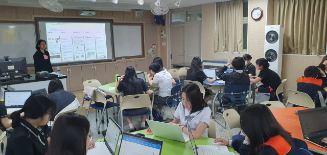 경북 김천여자고등학교(교장 김덕남)는 지난 7일 1학년 학생들을 대상으로 진로 행사 