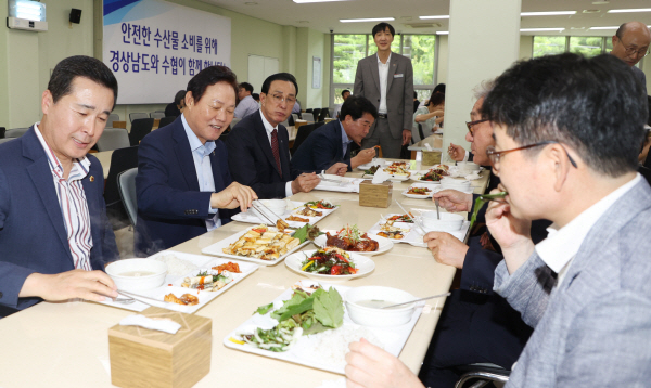 10일 경남도청 구내식당에서 열린 수산물 안전성을 알리고 소비를 촉진하기 위한 행사에서 박완수 경남도지사(왼쪽 두 번째) 등이 지역 수산물로 식사를 하고 있다.