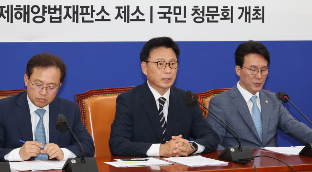 박광온 더불어민주당 원내대표가 11일 국회에서 열린 원내대책회의에서 발언하고 있다. 연합뉴스