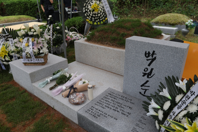 지난달 9일 경기도 남양주시 모란공원에서 열린 고(故) 박원순 전 서울시장 추모제에서 꽃이 묘소에 놓여 있다. 박원순 전 서울시장의 묘소는 지난 4월 고향인 경남 창녕군에서 모란공원 민주열사 묘역으로 이장됐다. 연합뉴스