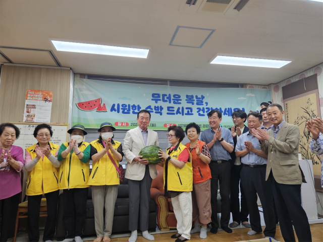정명섭 대구도시개발공사 사장 등 공사 임직원 10여 명은 11일 초복을 맞아 달서구 상인비둘기아파트 경로당을 찾아 수박과 다과 등을 전달했다. 이 자리에서 임직원들은 