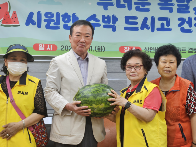 정명섭 대구도시개발공사 사장 등 공사 임직원 10여 명은 11일 초복을 맞아 달서구 상인비둘기아파트 경로당을 찾아 수박과 다과 등을 전달했다. 이 자리에서 임직원들은
