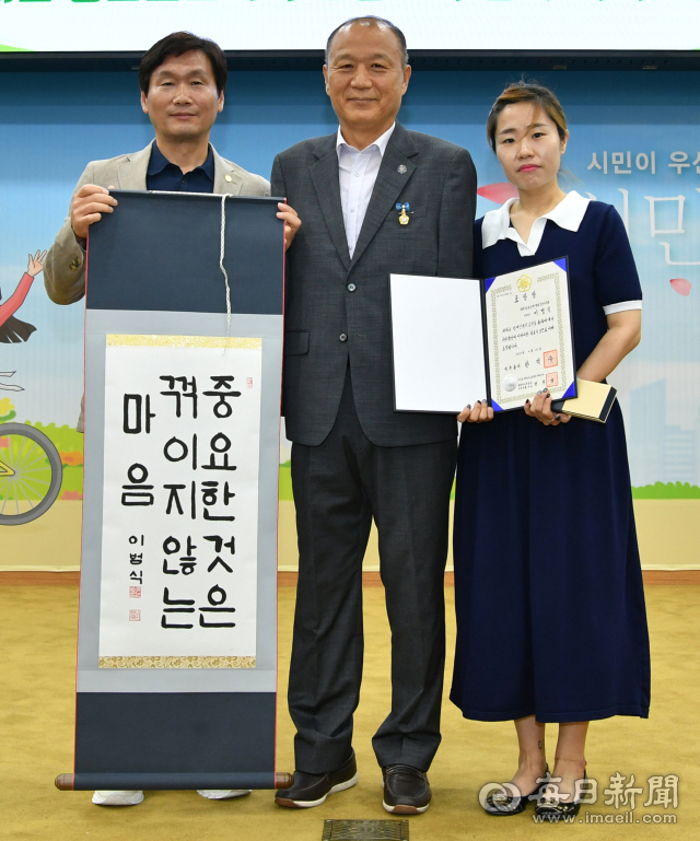 이범식(가운데) 한국교통장애인협회 경산시지회장이 10일 경산시 정례조회에서 조현일 경산시장으로부터 장애인의 날 기념 국무총리 표창을 전수 받았다.