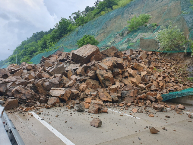 5일 오전 대구 군위군 효령면 불로리 불로터널(하행선) 인근 야산에서 산사태가 났다. 이 사고로 상주~영천 고속도로 하행선 통행이 통제됐다. 연합뉴스